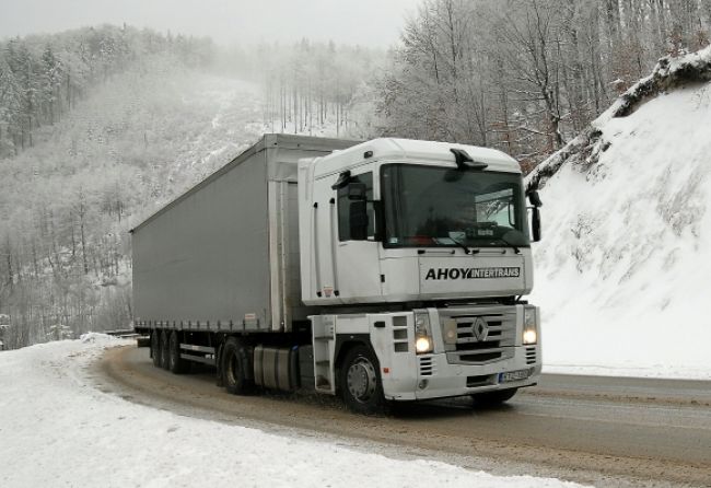 Na diaľnici D1 sa zrazili dva kamióny, skončili v priekope