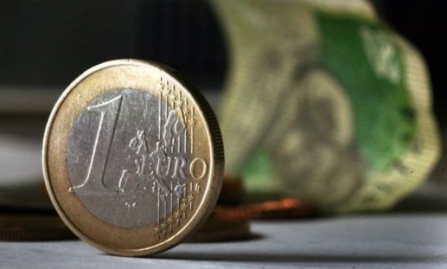 Euro stúplo voči jenu, stagnovalo oproti doláru