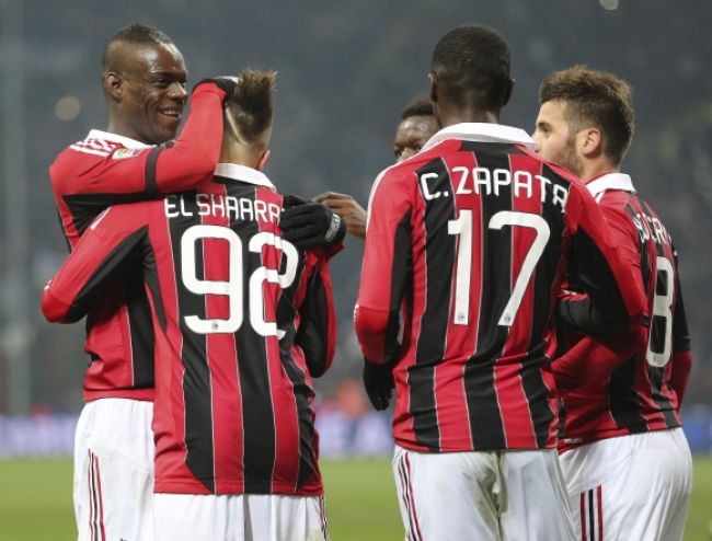 Balotelliho Miláno valcuje súperov, neprehralo desať zápasov