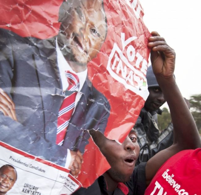 Keňa si zvolila prezidenta, ten čelí obvineniam z masakre