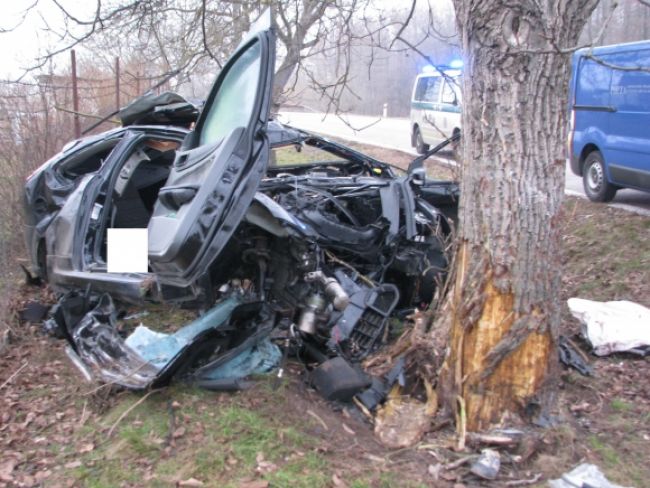 Auto narazilo do stromu, zomreli v ňom dvaja ľudia
