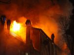 Šesť detí uhorelo pri tragickom požiari domu v Nemecku