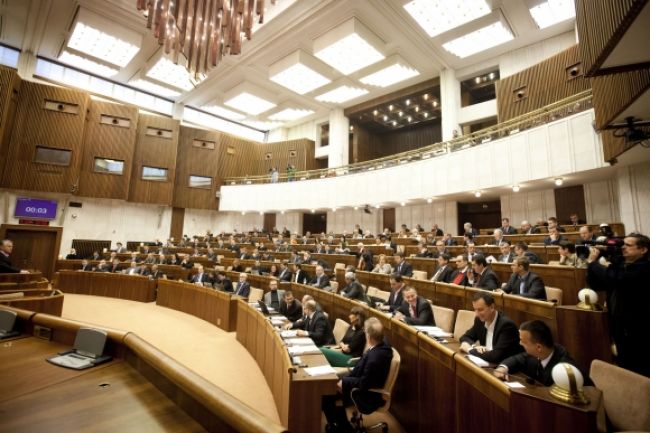 Poslanci Smeru sa nezúčastnia maškarády v parlamente