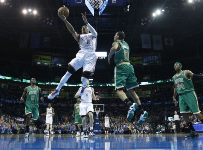 Basketbalisti Oklahomy prerušili v NBA víťaznú sériu Bostonu