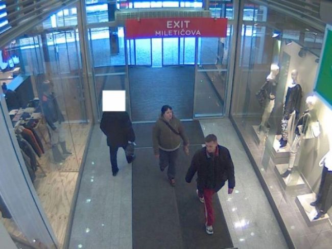Zlodeji ukradli 24 svetrov, zachytili ich kamery