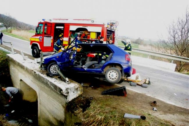 Tragická nehoda pri Trnave, auto sa napichlo na zvodidlá