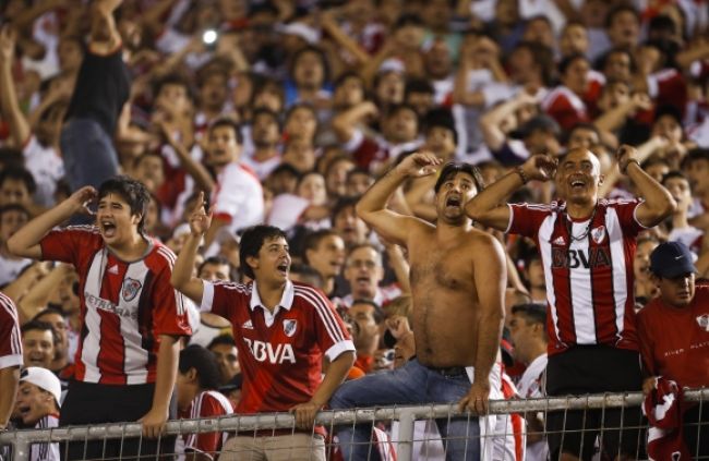 V Buenos Aires dobodali pri bitke fanúšika River Plate