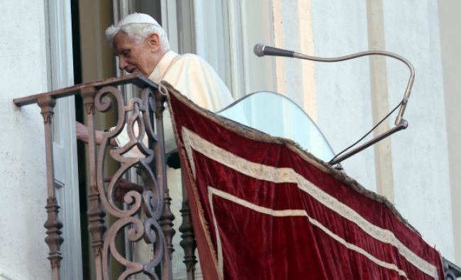 Kňazi sa pri omšiach mýlia, modlia sa za bývalého pápeža