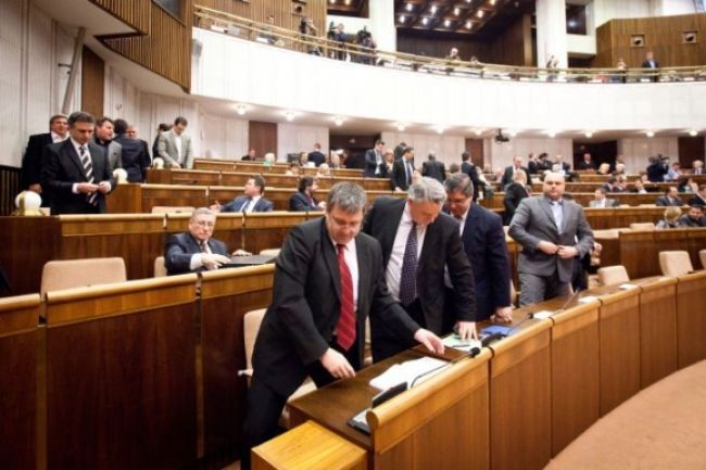 V parlamente pokračuje schôdza o obžalobe prezidenta