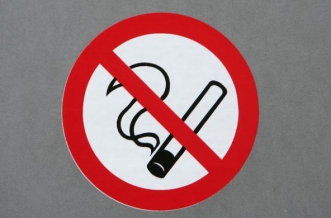 Švédi nechcú fajčiarov ani na otvorených priestranstvách