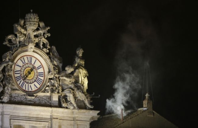 Z komína vo Vatikáne stúpal biely dym