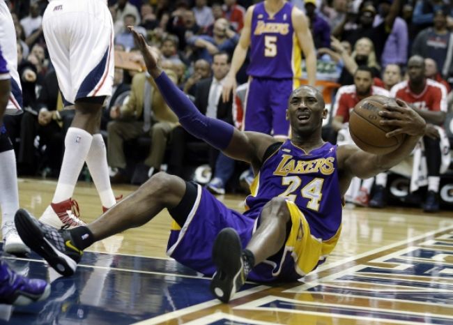 Video: Lakers v NBA prehrali, Bryant hromžil na Jonesa