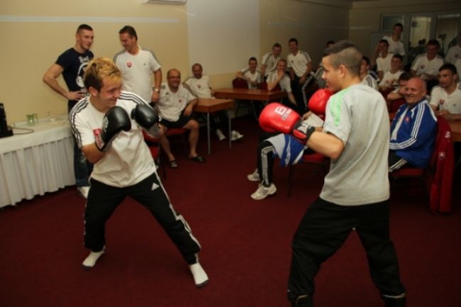 Boxer Tomi Kid Kovács dával rady slovenským futbalistom