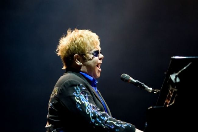 Elton John sa po troch rokoch vráti do Prahy