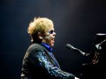 Elton John sa po troch rokoch vráti do Prahy