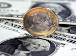 Euro kleslo voči doláru, ale stúplo oproti jenu