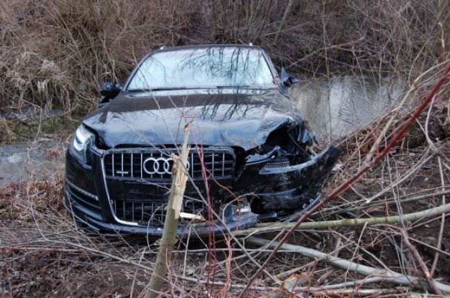 Ukradnuté Audi skončilo v potoku, vodič ušiel do kríkov