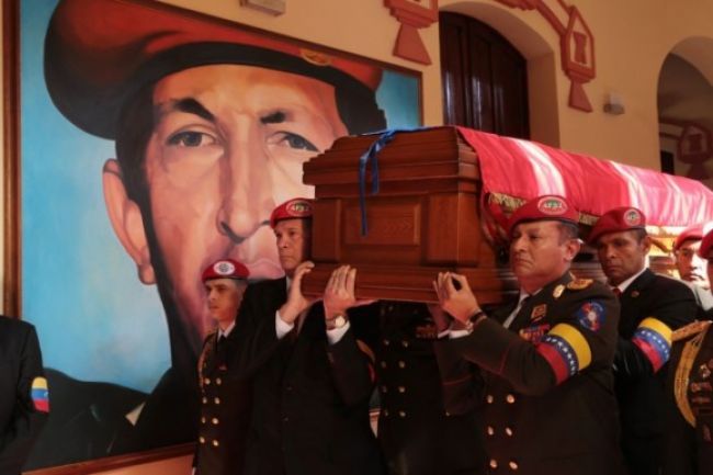 Video: Chávezovo telo pochovali v armádnom múzeu