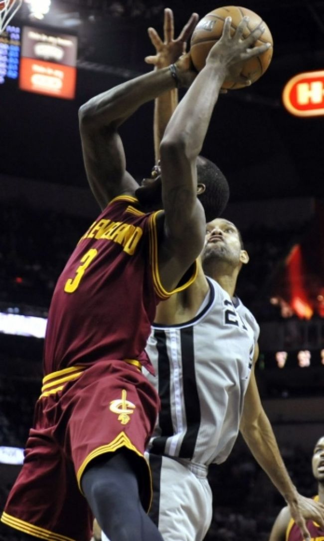 Tréner Spurs Popovich stratil hlavu, zachránil ho Duncan