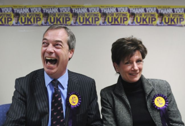 Britský euroskeptik Nigel Farage atakuje konzervatívcov