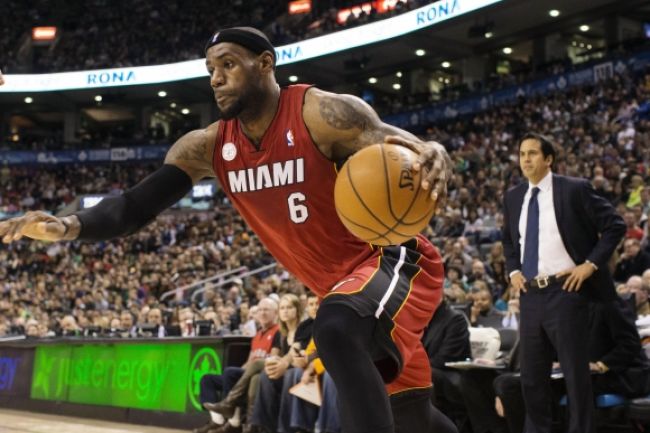 Video: Miami na čele s hviezdnym LeBronom v NBA ničí súperov