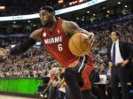 Video: Miami na čele s hviezdnym LeBronom v NBA ničí súperov