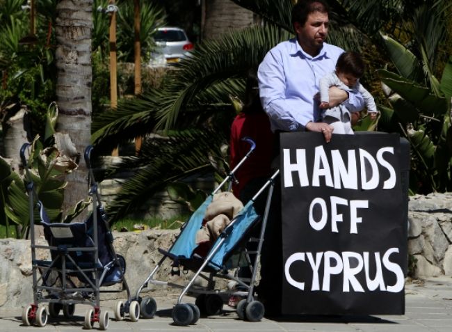 Panika a strach na Cypre, ľudia sa boja o úspory