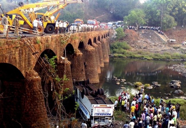 V Indii sa z mosta zrútil autobus, zahynulo 32 ľudí