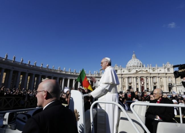 Video: Pápež bozkáva veriacich, ochranke robí starosti