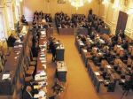 Českí poslanci stratia doživotnú imunitu, zrušili si ju