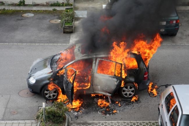 Na Miletičovej ulici horelo auto, polícia hľadá podpaľača