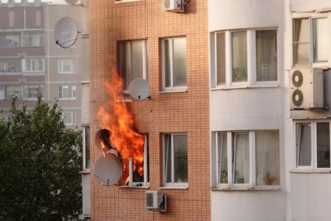 Byt v Bratislave zachvátil požiar, evakuovali 14 ľudí