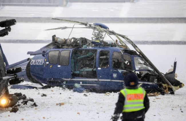 Nad Berlínom sa zrazili vrtuľníky, pilot zahynul