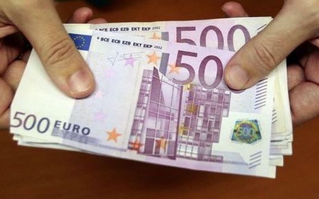 Euro oslabilo, investorov znepokojil spomalený rast Nemecka