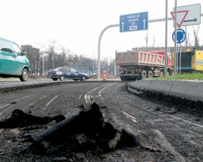 Pätnásť miliónov eur navyše cestárom na opravy nepostačí