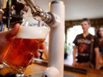 Briti bojujú proti kríze, znížia daň na pivo