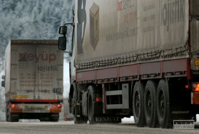 Zle upevnený náklad prevrátil kamión, vodič na mieste zomrel