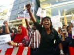 Proti bičovaniu obete znásilnenia protestujú petíciou
