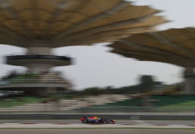 Vettel sa stal víťazom daždivej kvalifikácie v Malajzii