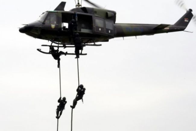 Vojaci museli zlaňovať z vrtuľníka v extrémnych podmienkach