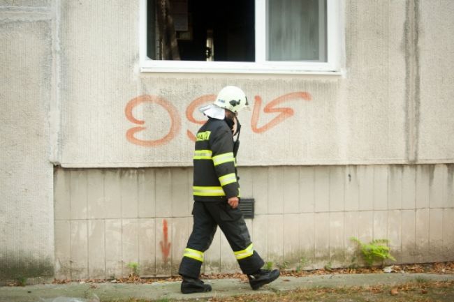 V Bratislave horel byt, obyvateľov paneláku evakuovali