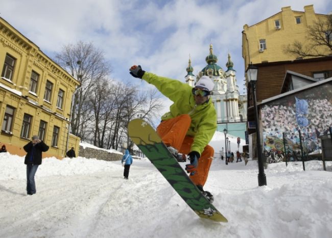 Video: Kyjev je pod snehom, ľudia vytiahli lyže