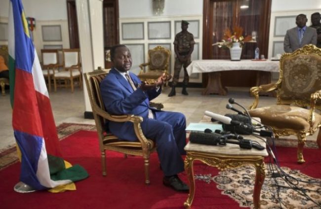 Stredoafrickí povstalci obnovili boje, zvrhli prezidenta