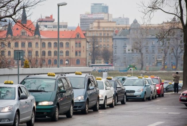 Stovky taxikárov blokovali počas špičky bratislavské cesty