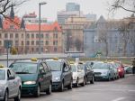 Stovky taxikárov blokovali počas špičky bratislavské cesty