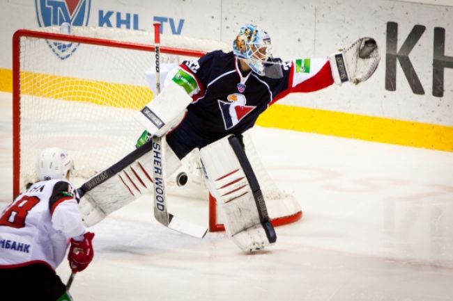 Steve Yzerman potvrdil záujem 'bleskov' o brankára Janusa