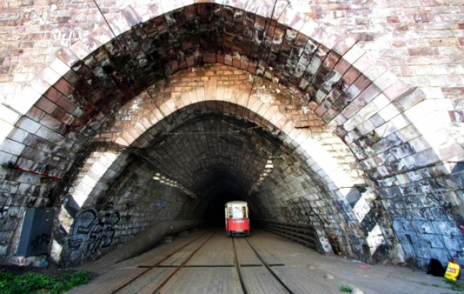 Tunel pod Bratislavským hradom otvoria v máji