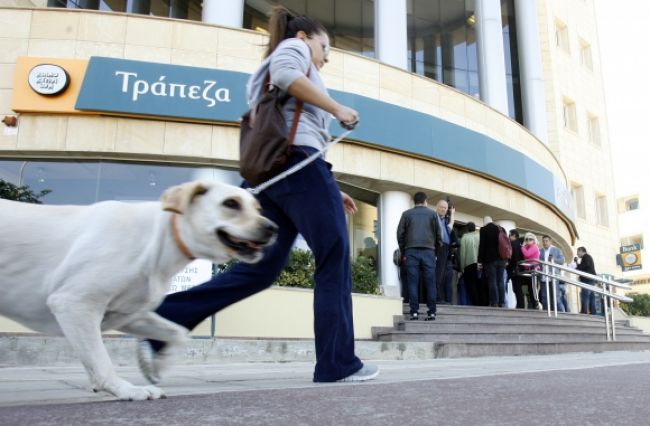 Prezident Cypru si škrtol štvrtinu z platu, banky otvorili