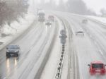 Na diaľnici D1 sa zrazilo 46 áut, sneh robil problémy