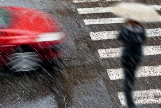 Pondelok bude upršaný, meteorológovia varujú pred závejmi